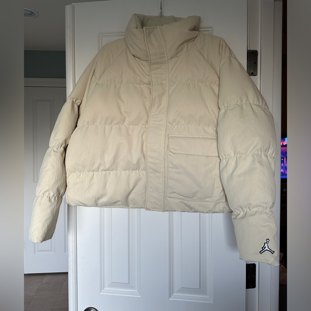 Nike Jordan Light Tan Women’s Cropped Oversized Puffer Jacket Size Medium